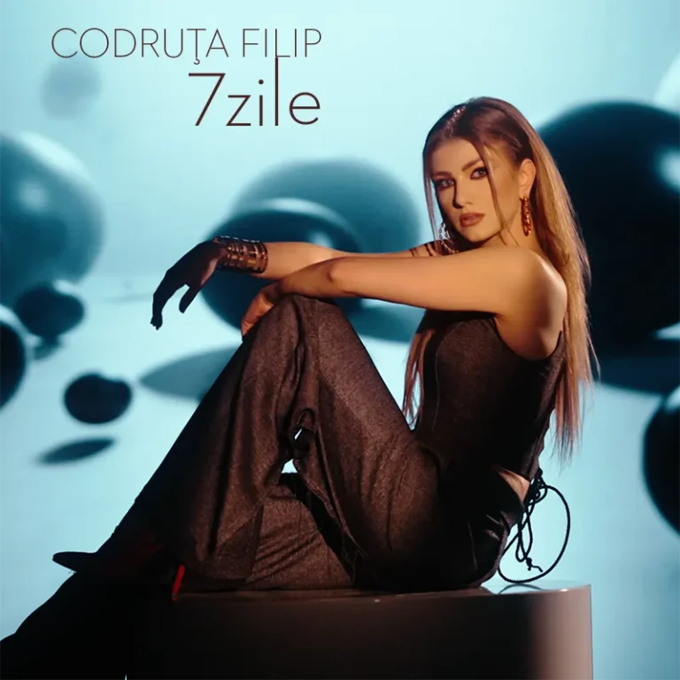 Această imagine prezintă un album muzical sau un videoclip promotional al unei artiste sau cântărețe. Pe copertă vedem o tânără femeie blondă, îmbrăcată într-o ținută neagră elegantă, pozând intr-o poziție sugestivă pe un piedestal sau o scenă. Fundalul are nuanțe de albastru-verzui și forme abstracte, creând o atmosferă misterioasă și modernă. Titlul albumului sau numele artistei este "Codruta Filip 7zile", scris cu litere majuscule în partea de sus a imaginii.